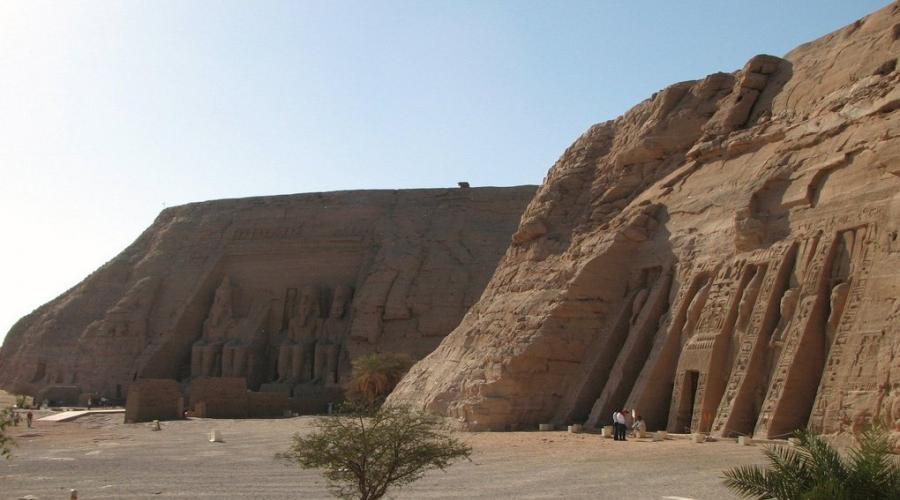 Abu Simbel je stijena u kojoj se nalazi hram.  Hramski kompleks Abu Simbel Veliki hram Ramzesa II u Abu Simbelu