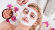 Modalități de a vă curăța fața acasă