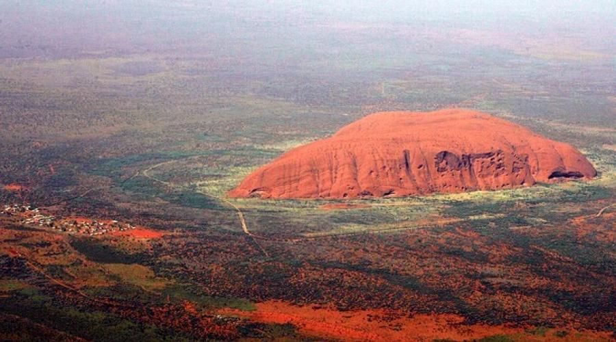 Parcurile naționale din Australia.  Uluru și Kata Tjuta.  Munții din deșertul australian Teritoriul parcului este locuit de aborigenii Anangu, dintre care mulți lucrează în prezent ca ghizi și ghizi turistici pentru grupuri de turiști.